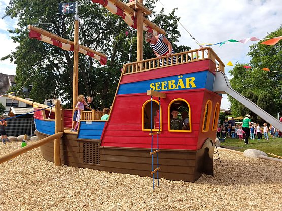 Riesiges Playmobil-Aktivschiff in der Kita Sonnenk&auml;fer wurde geentert! (Foto: Stadt Greu&szlig;en)