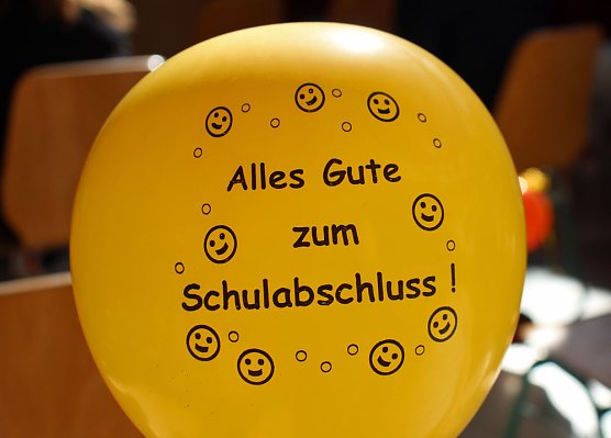 Abschlusszeugnisse &uuml;bergeben (Foto: Karl-Heinz Herrmann)