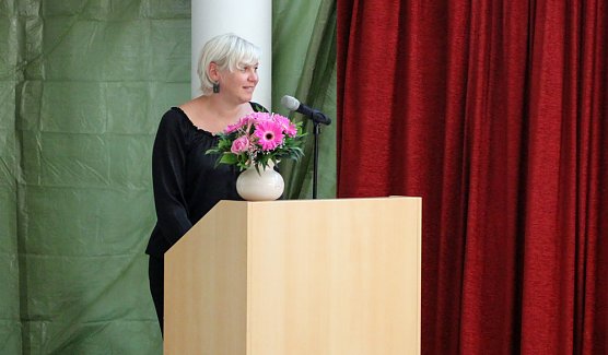 Abschlusszeugnisse &uuml;bergeben (Foto: Karl-Heinz Herrmann)