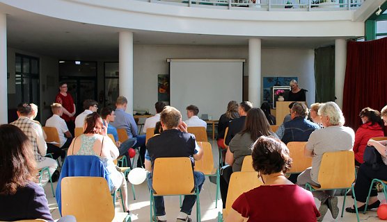 Abschlusszeugnisse &uuml;bergeben (Foto: Karl-Heinz Herrmann)