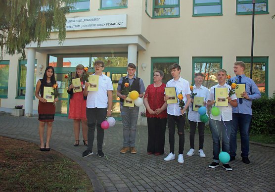 Abschlusszeugnisse &uuml;bergeben (Foto: Karl-Heinz Herrmann)