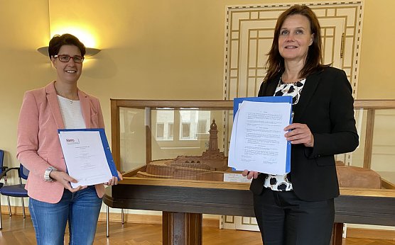 Kooperationsvertrag mit dem Harzer Tourismusverband (Foto: Landratsamt Kyffhäuserkreis) Kooperationsvertrag mit dem Harzer Tourismusverband (Foto: Landratsamt Kyffhäuserkreis)