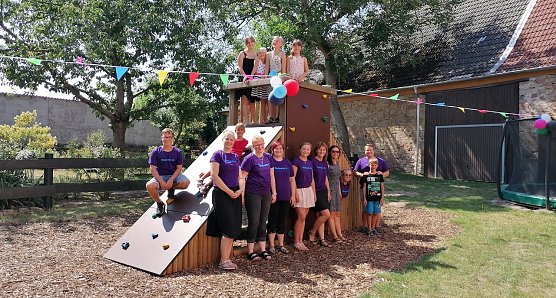 Der neue Spielturm wird eingeweiht (Foto: Diakonieverbund Kyffh&auml;user gGmbH,)