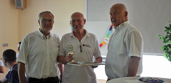 70 Jahre jung und weiter im DRK aktiv (Foto: Karl-Heinz Herrmann) 70 Jahre jung und weiter im DRK aktiv (Foto: Karl-Heinz Herrmann)