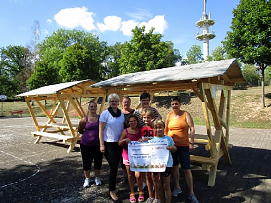 Zwei neue Waldsch&auml;nken (Foto: Freizeitzentrum Artern)