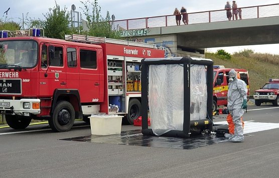 Lange Vollsperrung der A 4 nach Lkw-Brand (Foto: Autobahnpolizei)