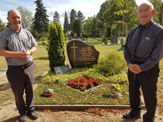Besuch am Grab des Sondersh&auml;user Chronisten Wilhelm May (Foto: Die Sondersh&auml;user)