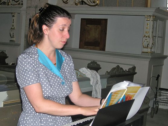 Laura Schildmann gratuliert (Foto: Peter Zimmer)