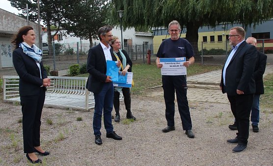 Innenstaatssekret&auml;r mit F&ouml;rderbescheiden f&uuml;r Feuerwehrfahrzeuge (Foto: Karl-Heinz Herrmann)