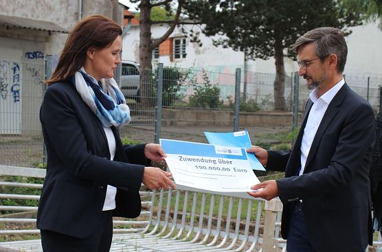 Innenstaatssekret&auml;r mit F&ouml;rderbescheiden f&uuml;r Feuerwehrfahrzeuge (Foto: Karl-Heinz Herrmann)