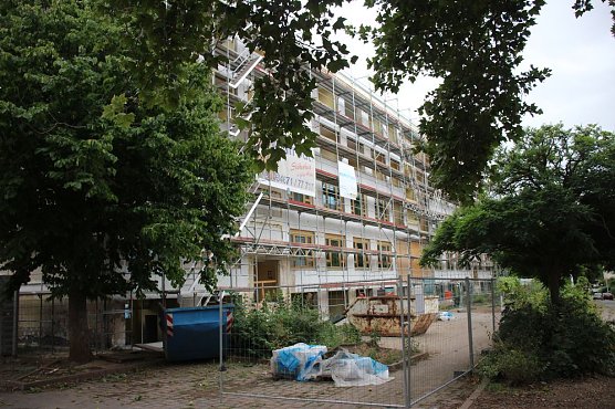 Innenstaatssekret&auml;r mit F&ouml;rderbescheiden f&uuml;r Feuerwehrfahrzeuge (Foto: Karl-Heinz Herrmann)