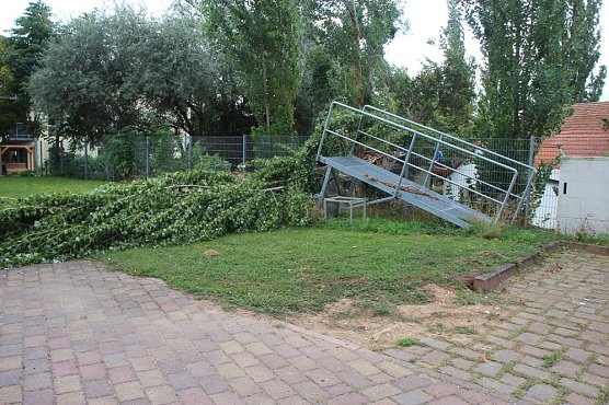 Innenstaatssekret&auml;r mit F&ouml;rderbescheiden f&uuml;r Feuerwehrfahrzeuge (Foto: Karl-Heinz Herrmann)