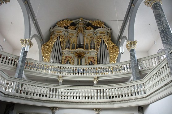 Marktmusik und Blitzeinschlag (Foto: Karl-Heinz Herrmann)