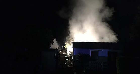 Gartenlaubenbrand in Ro&szlig;leben (Foto: Steffen Fellendorf und Benjamin Voigt)