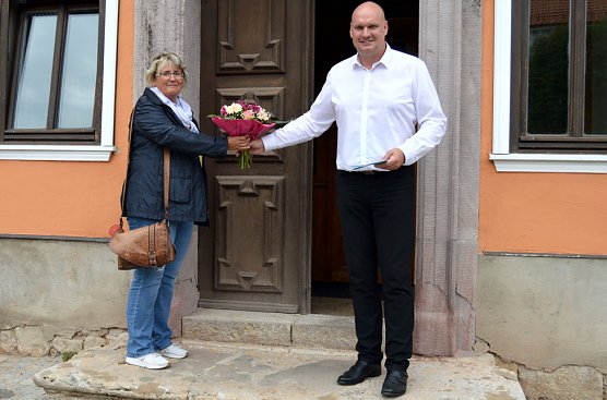 20.000ste Besucherin des Sondersh&auml;user Bergbades (Foto: Stadt Sondershausen)