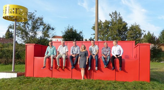 Der Vorstand des NUV und Hans-Dieter Otto bei der Besichtigung des RotenSofas - ehemalige Requisite des ThaterNatur-Festivals und Harzer Wandernadel-Sonderstempelstelle (Foto: C.Rheinl&auml;nder)