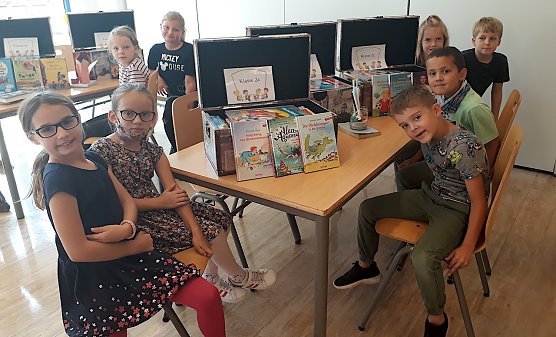 &Ouml;stertaler Grundsch&uuml;ler mit dem "Lesekoffer" (Foto: H. Hambrock-Bartsch)
