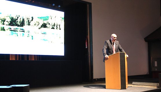 B&uuml;rgermeister Steffen Grimm er&ouml;ffnet den Abend (Foto: Eva Maria Wiegand)