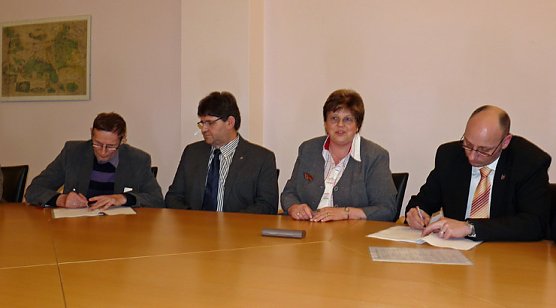 Unterzeichnung Koalitionsvereinbarung CDU /SPD (Foto: Karl-Heinz Herrmann)