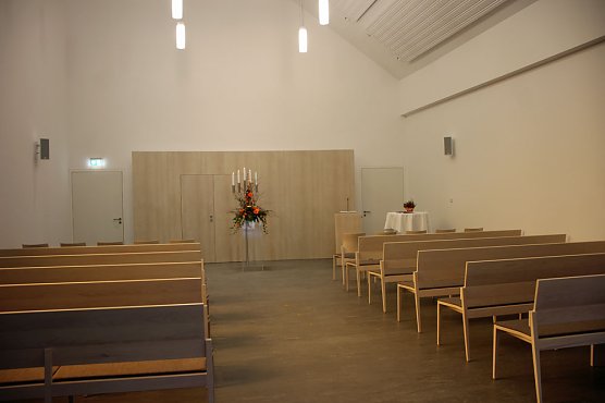 Sanierte Trauerhalle &uuml;bergeben (Foto: Karl-Heinz Herrmann)