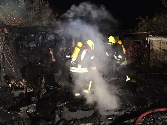 <b>Hier die zugeh&ouml;rigen Meldung der FFW Ro&szlig;leben </b>  Brandeinsatz - Brand Gartenlaube Einsatzort : Ro&szlig;leben, Hinter der Zuckerfabrik Im Einsatz: TLF, LF, MTW, SW Mit im Einsatz : Freiwillige Feuerwehr Bottendorf mit LF16-TS, Polizeistreife und Kriminalpolizei   Erneut kam es zu einem Gartenlaubenbrand in der Kleingartenanlage Am Weinberg in Ro&szlig;leben. Bereits bei der Anfahrt wurde das  (Foto: FFW Ro&szlig;leben, Voigt, Fellendorf    )