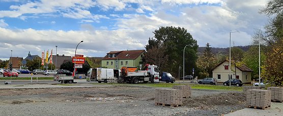Baustelle und Kraniche (Foto: Karl-Heinz Herrmann)
