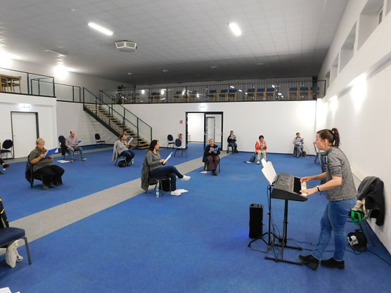 Projekts&auml;nger plus zwei Ch&ouml;re trafen sich zum Proben (Foto: Peter Zimmer)