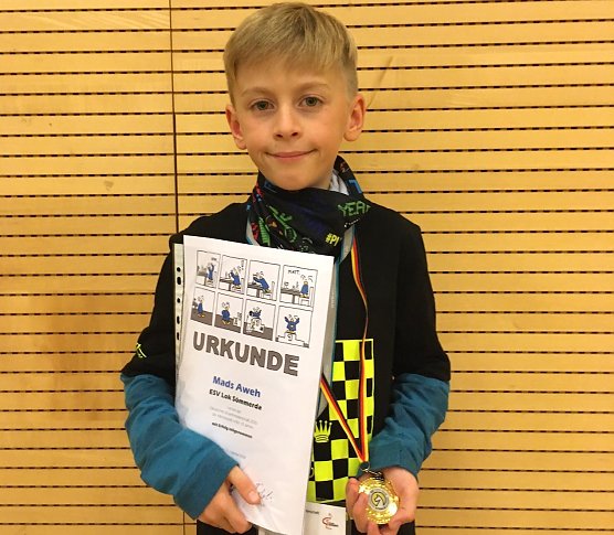 Mads Aweh nach Siegerehrung (Foto: Roland T&ouml;pfer ESV Lok S&ouml;mmerda)