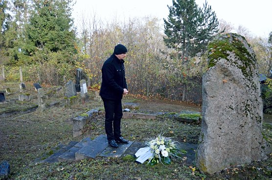 B&uuml;rgermeister Steffen Grimm legt ein Gebinde nieder (Foto: Steffen Neumann)
