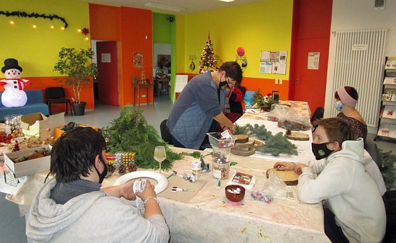 Weihnachtsgestecke gebastelt (Foto: Freizeitzentrum Artern)