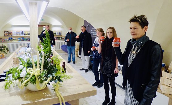 Zur Er&ouml;ffnung der Tourist � Information am neuen Standort wurden gleich die neuen Souvenirs � die Frankenh&auml;user Gl&uuml;hweintassen � eingeweiht. Die Tassen gibt es ab sofort zu kaufen. (Foto: Kur & Tourismus GmbH Bad Frankenhausen)