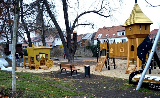 Neue Spielgeräte auf dem Gottesacker (Foto: Stadt Sondershausen) Neue Spielgeräte auf dem Gottesacker (Foto: Stadt Sondershausen)