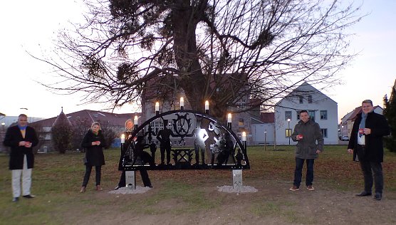 Übergabe des Schwibbogens (Foto: Stadtverwaltung Bad Frankenahsuen) Übergabe des Schwibbogens (Foto: Stadtverwaltung Bad Frankenahsuen)
