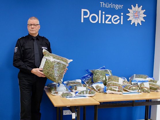 H.J. Feierabend Polizeichef im Kyffh&auml;userkreis und Dienststellenleiter in Sondershausen mit sichergestellter Ware (Foto: Eva Maria Wiegand)