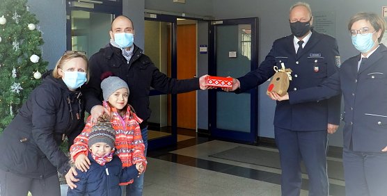 Spende &uuml;bergeben (Foto: Polizei Nordhausen)