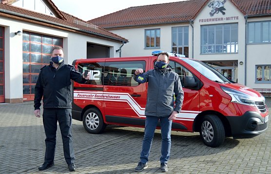 Fachbereichsleiter Bau & Ordnung Karsten Kleinschmidt (r.) auch 300 speziell f&uuml;r die Sondersh&auml;user Feuerwehr angefertigte Corona-Masken an den stellvertretenden Stadtbrandinspektor Mike Grambs.   (Foto: Stadtverwaltung Sondershausen)