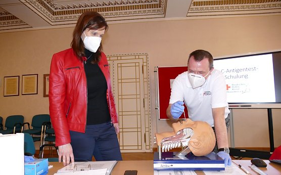 Landr&auml;tin Hochwind-Schneider, Sven Oesterheld vom DRK (Foto: Landratsamt Sondershausen)