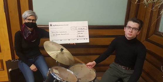 Spenden&uuml;bergabe von Rotary Club Chefin G.Szemendera an den Stependiaten Leon Kaufmann (Foto: Rotary Club Sondershausen)