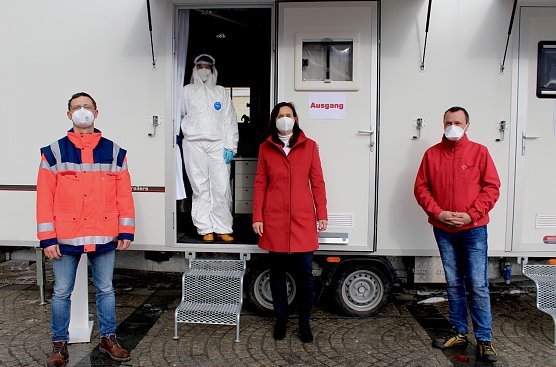 v.l. Sandro Bauer (DRK), Sandra B&ouml;hme (Rettungsassistentin in Schutzkleidung), Landr&auml;tin Antje Hochwind-Schneider, Sven &Ouml;sterheld (DRK) (Foto: Eva Maria Wiegand)
