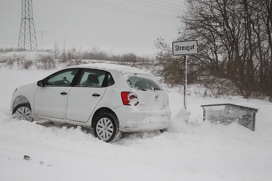Steckengebliebenes Fahrzeug auf den Hainer Bergen (Foto: S.Dietzel) Steckengebliebenes Fahrzeug auf den Hainer Bergen (Foto: S.Dietzel)