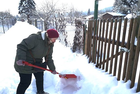 Schneebeseitigung in Gartenanlage Gl&uuml;ckauf (Foto: T. Leipold)