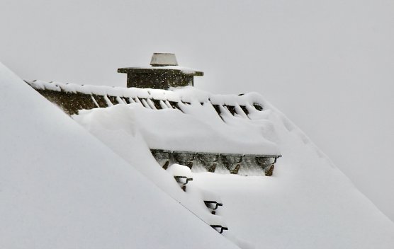 Schneelast auf den D&auml;chern (Foto: Eva Maria Wiegand)