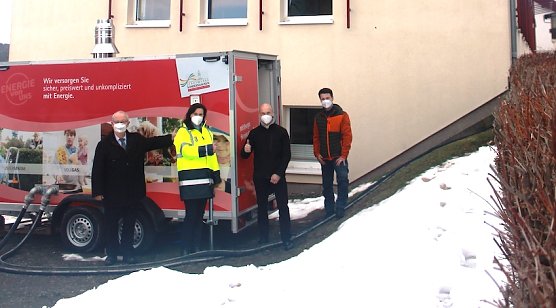 v.l.n.r. als Vertreter des Landratsamtes des Kyffh&auml;userkreises, Leitender Kreisdirektor / Pressereferent Herr Dr. Ulrich Thiele sowie Landr&auml;tin Antje Hochwind-Schneider, als Vertreter der Stadtwerke Sondershausen GmbH, Leiter Fernw&auml;rme / Prokurist Jens Feige sowie Meister Fernw&auml;rme Jerome Nowak (Foto: Landratsamt Sondershausen)