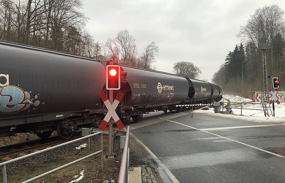 Momentan blockiert ein Schwerlastzug den Bahnübergang (Foto: S.Dietzel) Momentan blockiert ein Schwerlastzug den Bahnübergang (Foto: S.Dietzel)