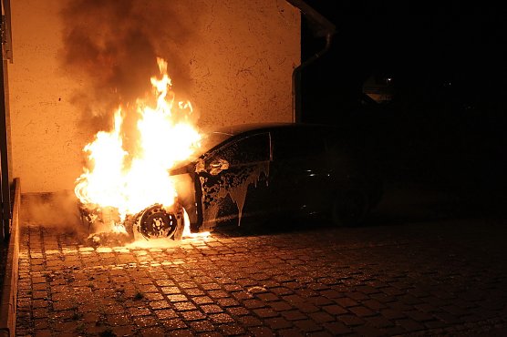 Brennender Wagen direkt neben dem Landratsamt (Foto: S.Dietzel) Brennender Wagen direkt neben dem Landratsamt (Foto: S.Dietzel)