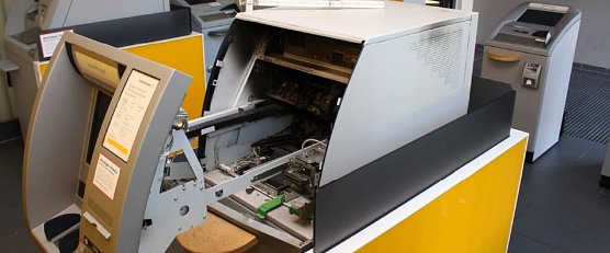 Gesprengter Geldausgabeautomat in der Nordh&auml;user Filiale der Commerzbank (Foto: Polizei)