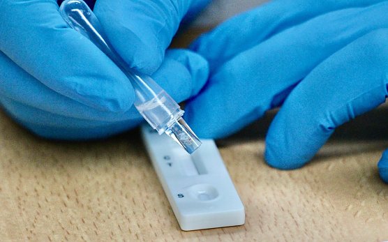 Durchf&uuml;hrung eines Antigen-Schnelltests in SDH (Foto: Eva Maria Wiegand)