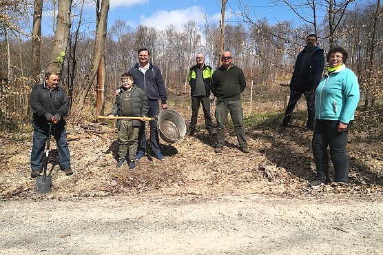 3.v.l.Stefan Schard (CDU) mit Vertretern des Vereins Statt Urwald�Kulturwald" auf einer Schadfl&auml;che beim Grass" in der N&auml;he von Sondershausen  (Foto: Stefan Schard CDU  -privates Foto-)