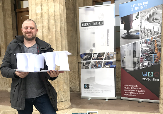 Christian Schilling (3D- Schilling, Sondershausen) h&auml;lt die Gewinnerbr&uuml;cke gebaut von Angelina Rose, Sch&uuml;lerin der Regelschule Franzberg, in seinen H&auml;nden (Foto: Landratsamt Sondershausen)