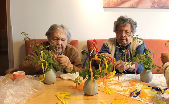 Maibaumschm&uuml;cken in der AWO Seniorenresidenz-Haus am Wippertor (Foto: Katrin Busch)